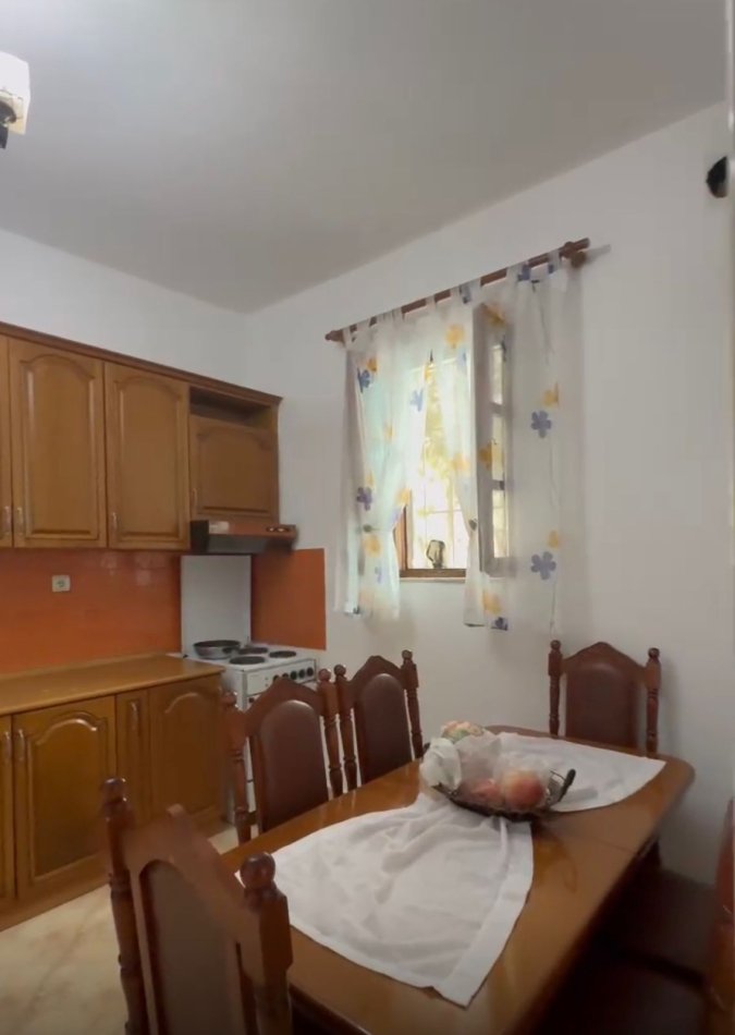 Tirane, jepet me qera Vile 2+1, 400 m² 500 € (Rruga e Dibres)