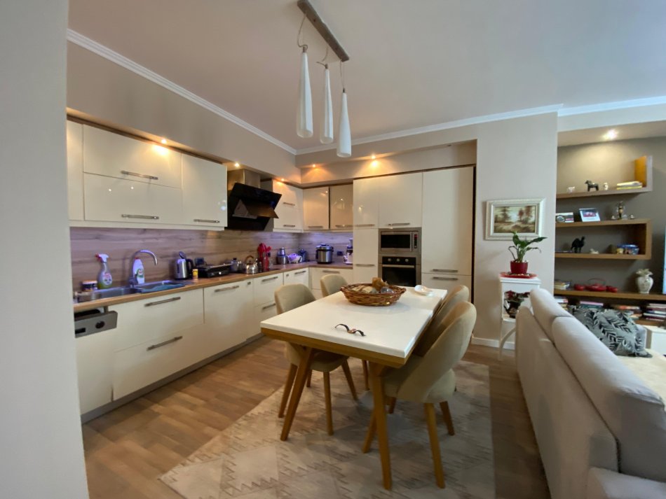 Tirane, shitet apartament 2+1+Ballkon Kati 5, 136 m² 306.000 € (Komuna e Parisit)