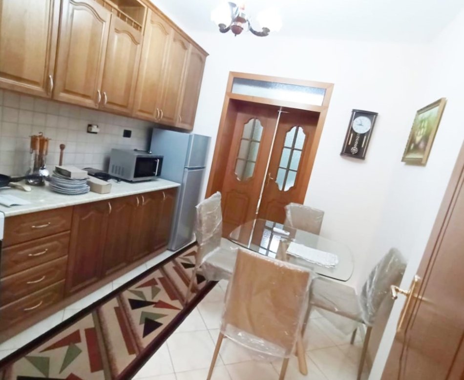 Tirane, jepet me qera apartament 2+1+Ballkon , 650 € (STadiumi Dinamo)