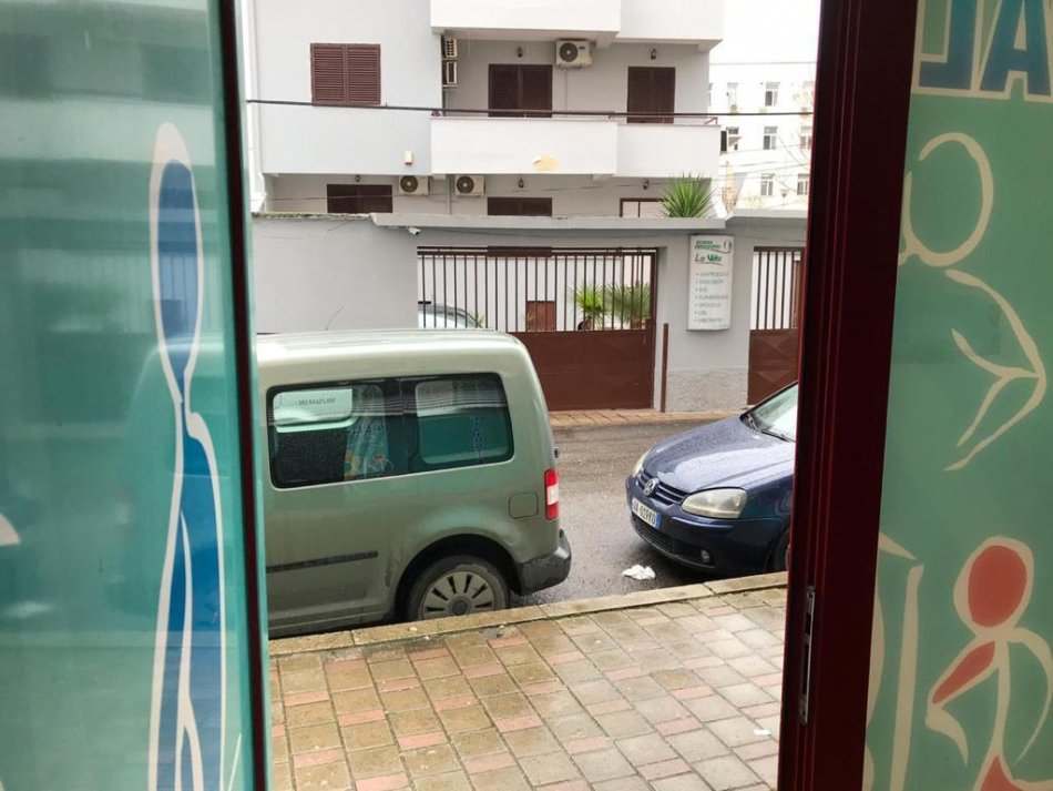 Tirane, jepet me qera ambjent biznesi Kati 0, 60 m² 300 € (Rruga Kongresi Manastirit)