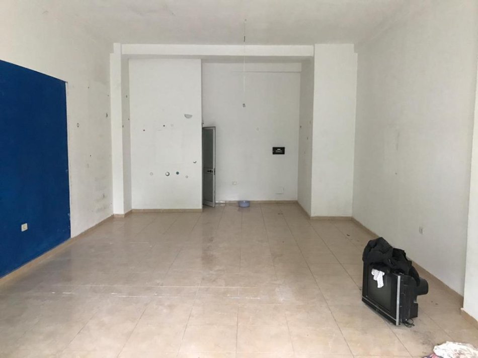 Tirane, jepet me qera ambjent biznesi Kati 0, 60 m² 300 € (Rruga Kongresi Manastirit)