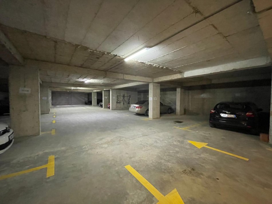 Tirane, shitet garazh Kati -2, 15,000Euro  (misto mame)