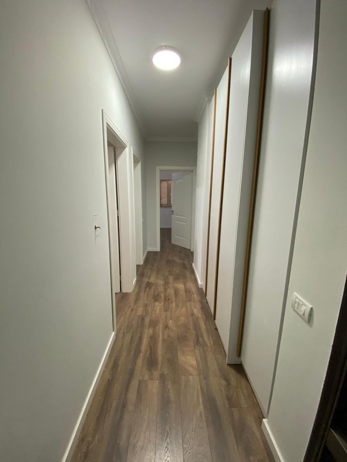 Tirane, jepet me qera apartament 2+1+Ballkon Kati 4, 110 m² 670 € (Komuna e Parisit)
