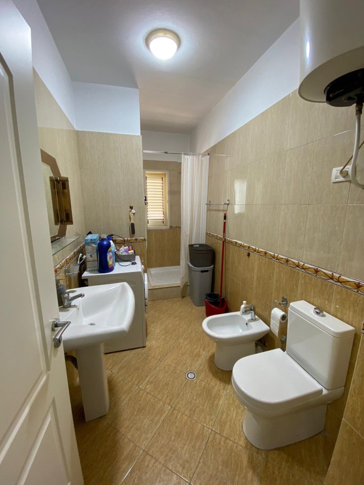 Tirane, jepet me qera apartament 2+1+Ballkon Kati 4, 110 m² 670 € (Komuna e Parisit)