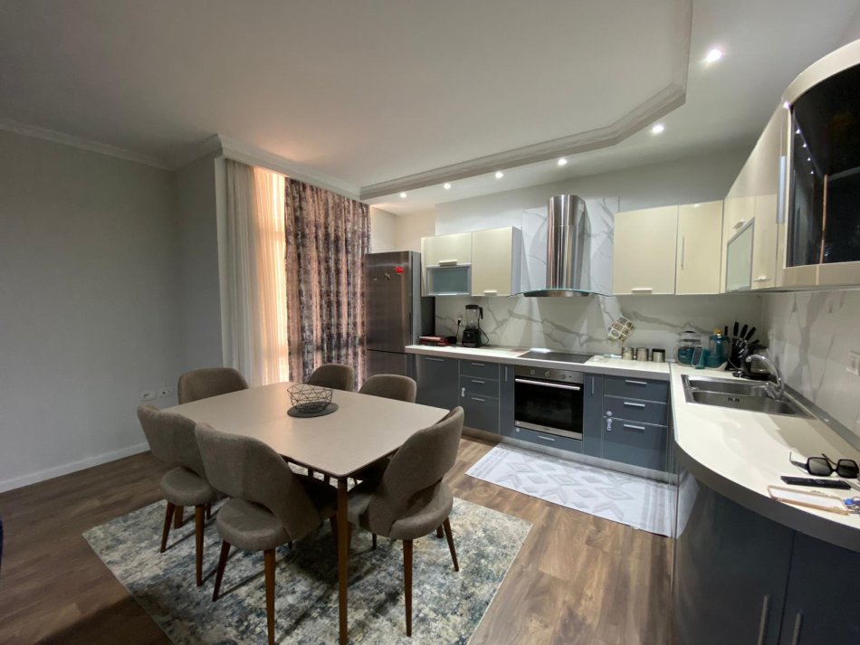 Tirane, jepet me qera apartament 2+1+Ballkon Kati 4, 110 m² 670 € (Komuna e Parisit)