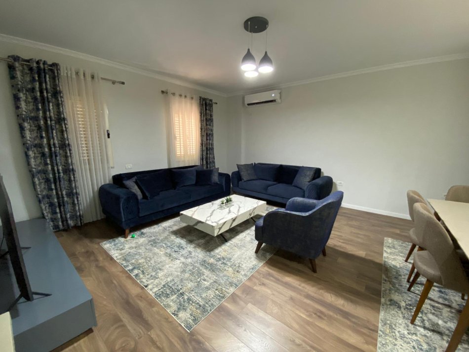 Tirane, jepet me qera apartament 2+1+Ballkon Kati 4, 110 m² 670 € (Komuna e Parisit)