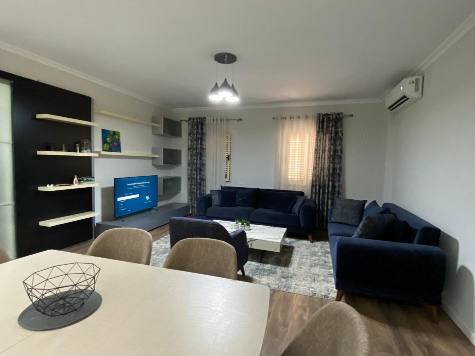 Tirane, jepet me qera apartament 2+1+Ballkon Kati 4, 110 m² 670 € (Komuna e Parisit)