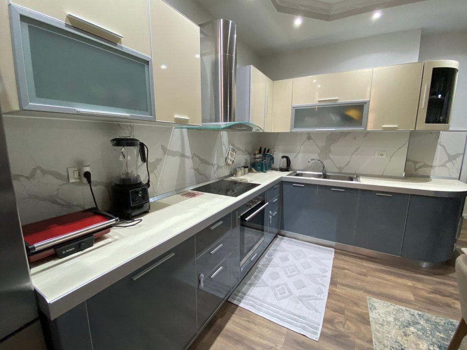 Tirane, jepet me qera apartament 2+1+Ballkon Kati 4, 110 m² 670 € (Komuna e Parisit)