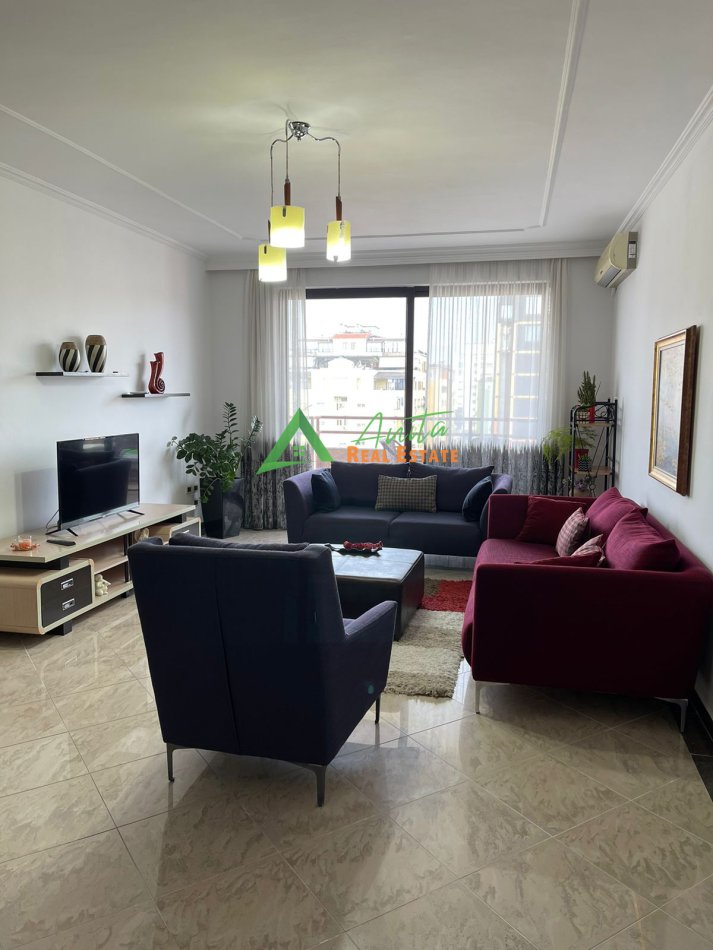 Tirane, jepet me qera apartament 2+1 Kati 8, 145 m² 800 € (Sheshi Wilson)