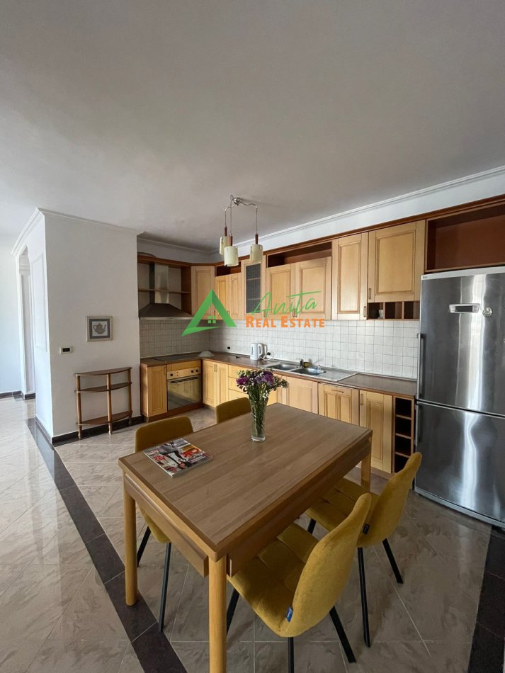Tirane, jepet me qera apartament 2+1 Kati 8, 145 m² 800 € (Sheshi Wilson)