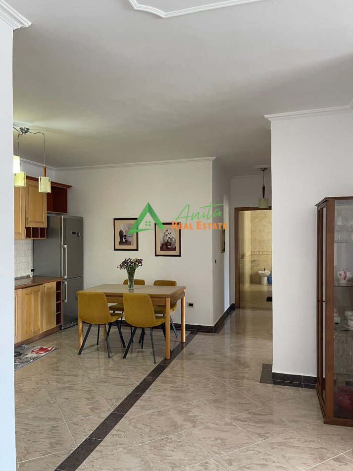 Tirane, jepet me qera apartament 2+1 Kati 8, 145 m² 800 € (Sheshi Wilson)