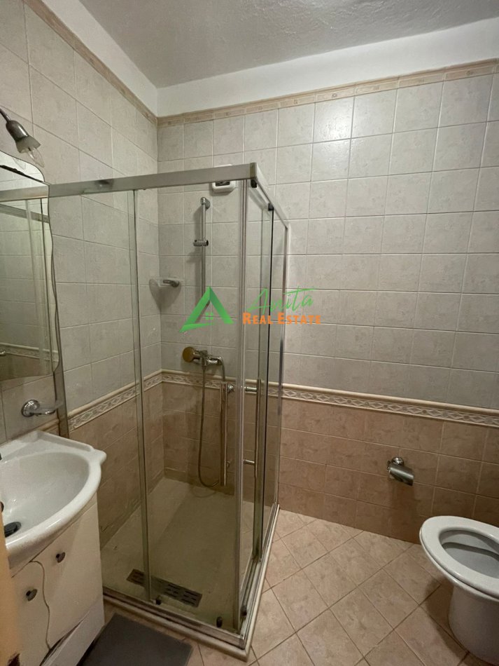 Tirane, jepet me qera apartament 2+1 Kati 8, 145 m² 800 € (Sheshi Wilson)