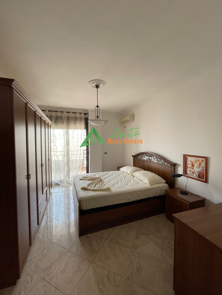 Tirane, jepet me qera apartament 2+1 Kati 8, 145 m² 800 € (Sheshi Wilson)