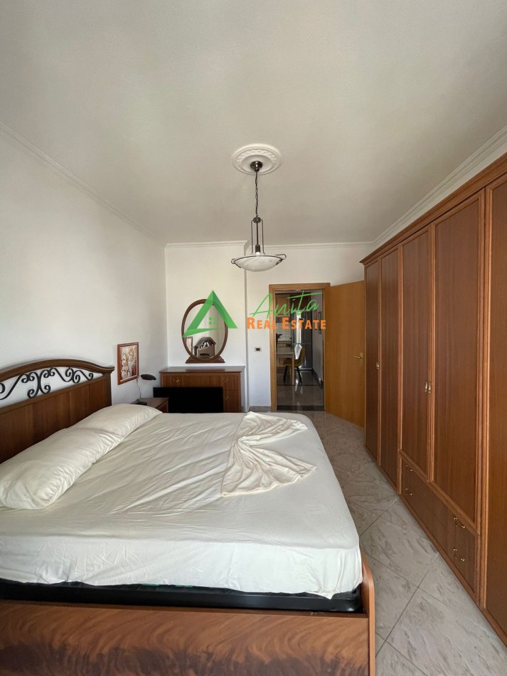 Tirane, jepet me qera apartament 2+1 Kati 8, 145 m² 800 € (Sheshi Wilson)