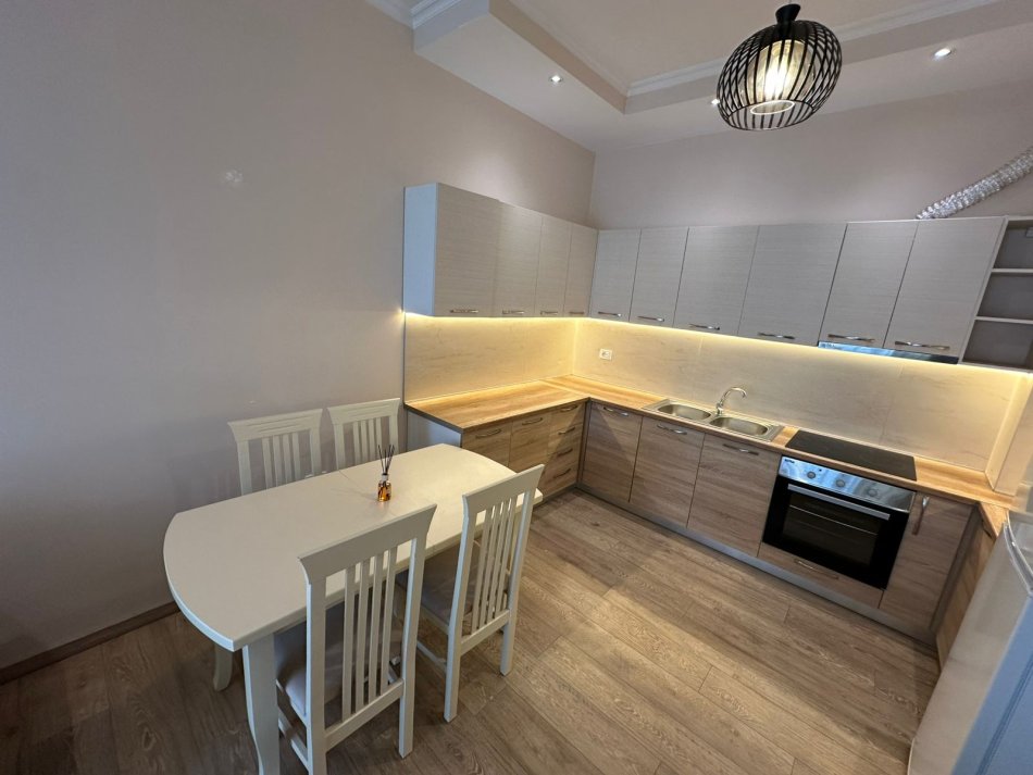 Tirane, jepet me qera apartament 2+1+Ballkon Kati 2, 85 m² 600 € (Rruga e Kavajes)