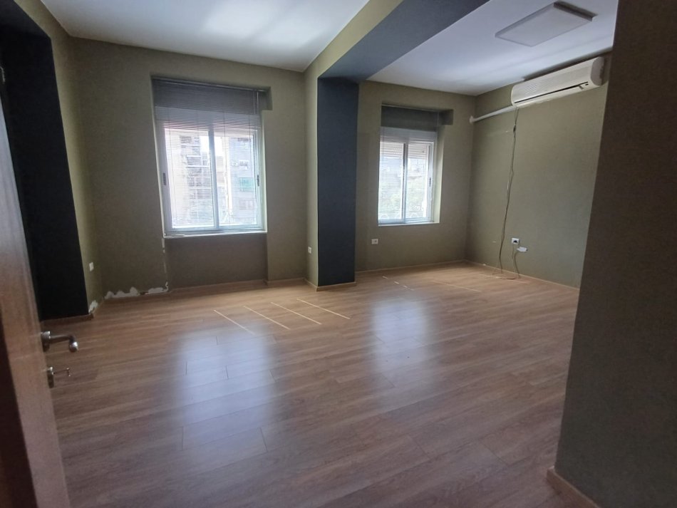 Zyre me qira  80 m² 800 € (Tajvani)