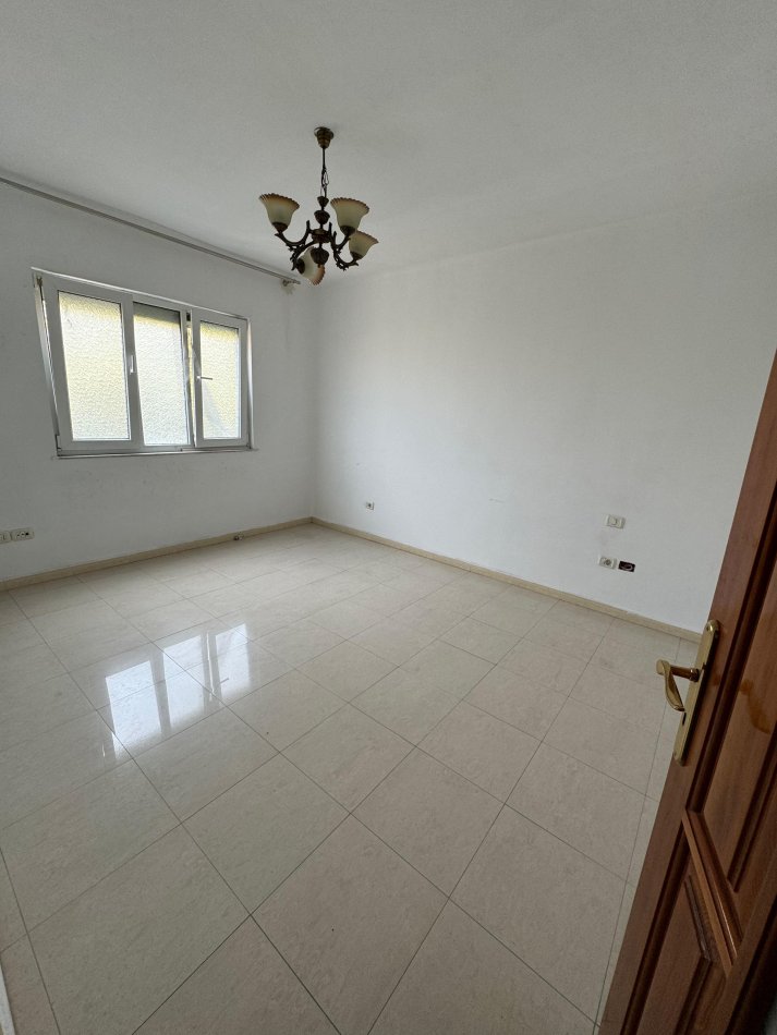 Tirane, jepet me qera apartament 2+1 Kati 3, 100 m² 450 € (Bulevardi i Ri) TT 1387