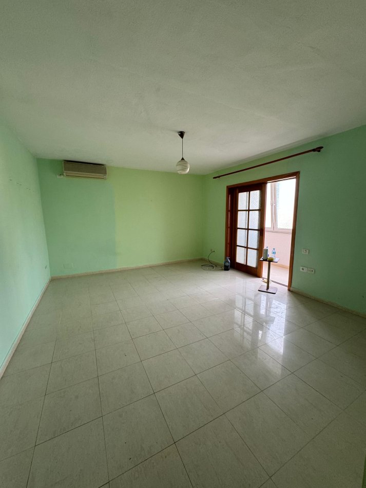 Tirane, jepet me qera apartament 2+1 Kati 3, 100 m² 450 € (Bulevardi i Ri) TT 1387