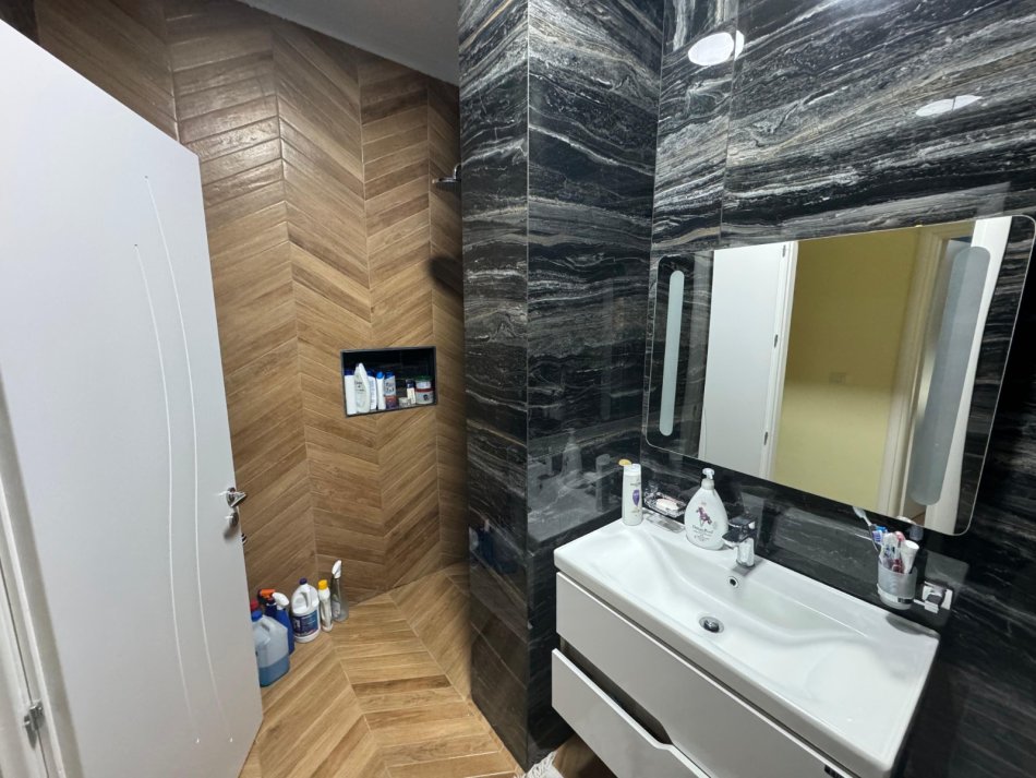 Tirane, shitet apartament 2+1+Ballkon Kati 3, 100 m² 155.000 € (5 Maji)