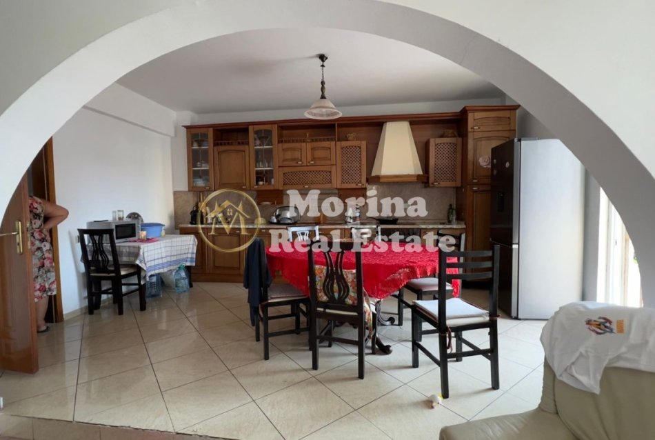 Tirane, jepet me qera Vile 2+1 Kati 1, 120 m² 400 € (Kinostudio)