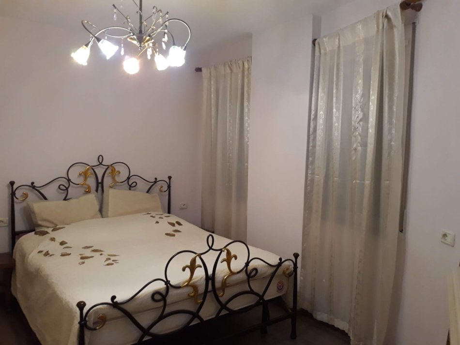 Tirane, jepet me qera apartament 2+1+Ballkon Kati 1, 84 m² 600 € (Rr e durresit)