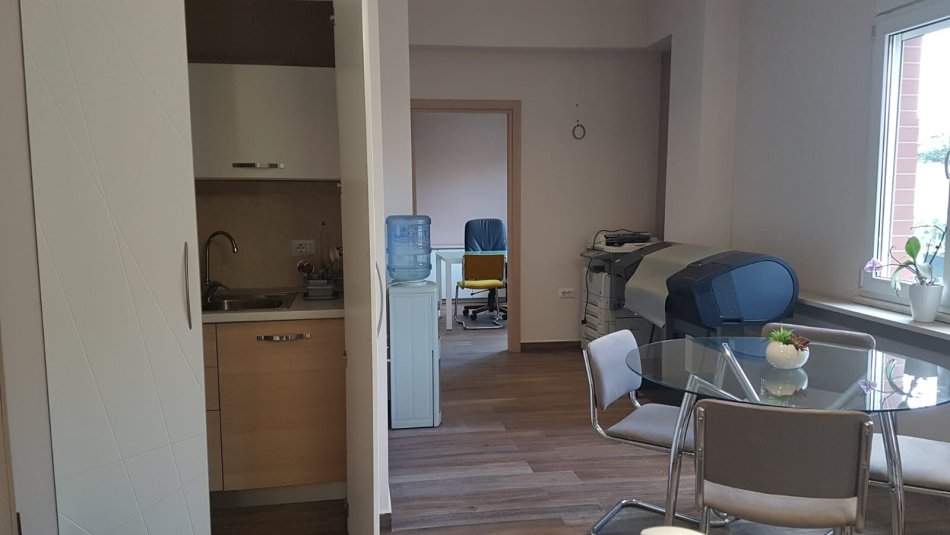 Tirane, jepet me qera zyre Kati 1, 73 m² 600 € (rruga e Bogdaneve)