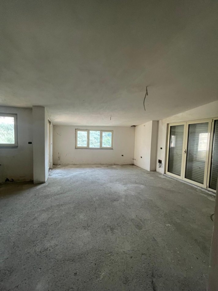 Tirane, shitet apartament 3+1 Kati 6, 127 m² 200.000 € (Fresku)