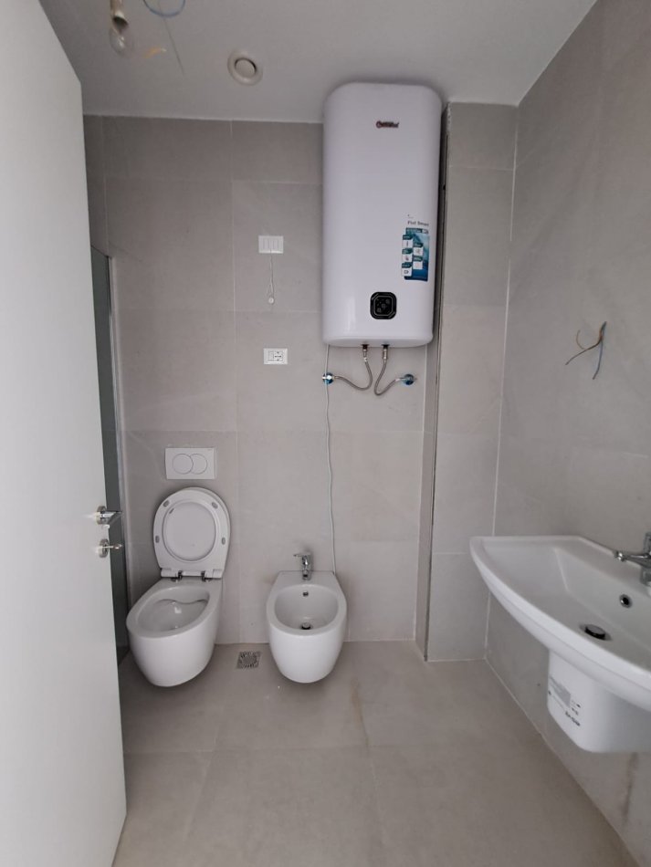 Tirane, jepet me qera apartament 2+1+Ballkon , 128 m² 1.000 € (LAKE VIEW RESIDENCE, RRUGA KOSOVAREVE)
