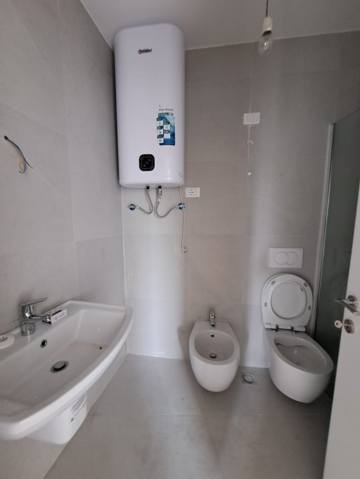 Tirane, jepet me qera apartament 2+1+Ballkon , 128 m² 1.000 € (LAKE VIEW RESIDENCE, RRUGA KOSOVAREVE)