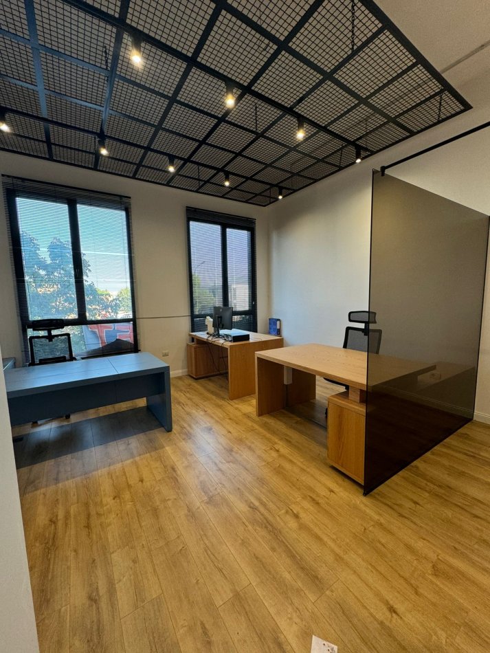 Tirane, shitet ambjent biznesi Kati 1, 42 m² 120.000 € (Rruga Kongresi i Manastirit)