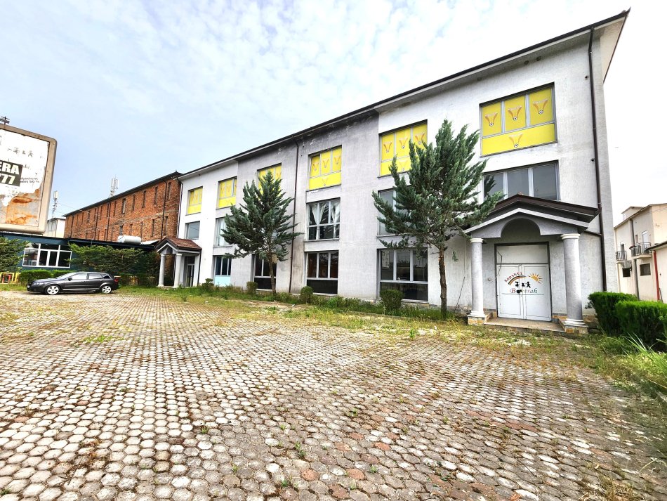 Ndertese Biznesi ( 4 kateshe ) | S.Totale: 918 m2 -- CERRIK, Ne Rruge Kryesore / Multifunksionale, per cdo lloj biznesi || 385.000 Euro ||