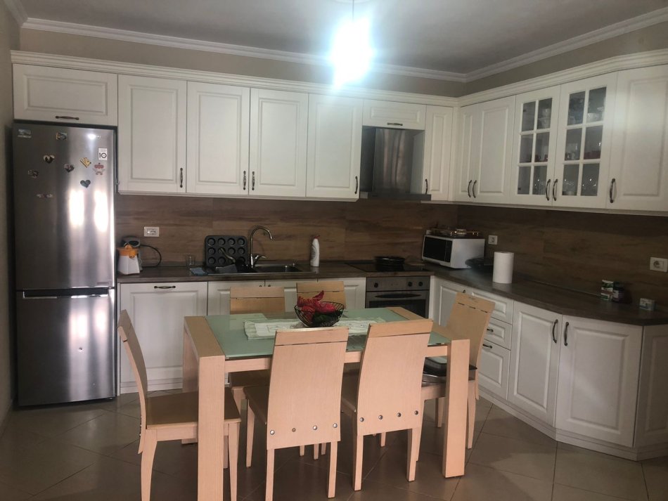 Tirane, Apartament 3+1 me qira Kati 3, 130 m² 550 € ( Astir)