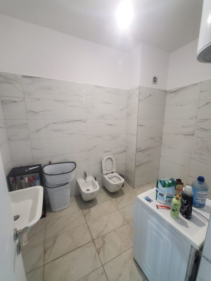 Tirane, jepet me qera apartament 1+1+Ballkon Kati 7, 76 m² 500 € (rruga kavajes)