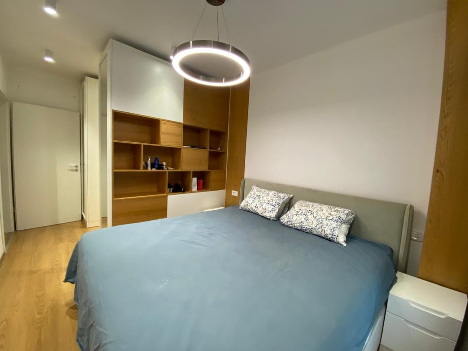 Tirane, jepet me qera apartament 2+1+Ballkon , 650 € (Siri Kodra)