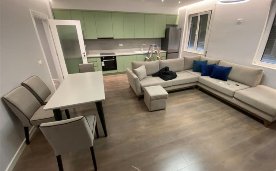 Tirane, jepet me qera apartament 2+1+Ballkon Kati 5, 100 m² 700 € (Liqeni i Thate)