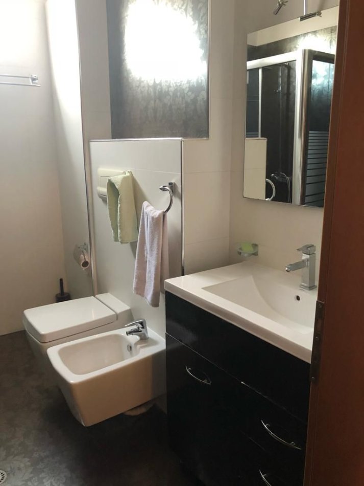 Tirane, jepet me qera apartament 2+1 Kati 5, 90 m² 600 € (Rruga e Dibres)