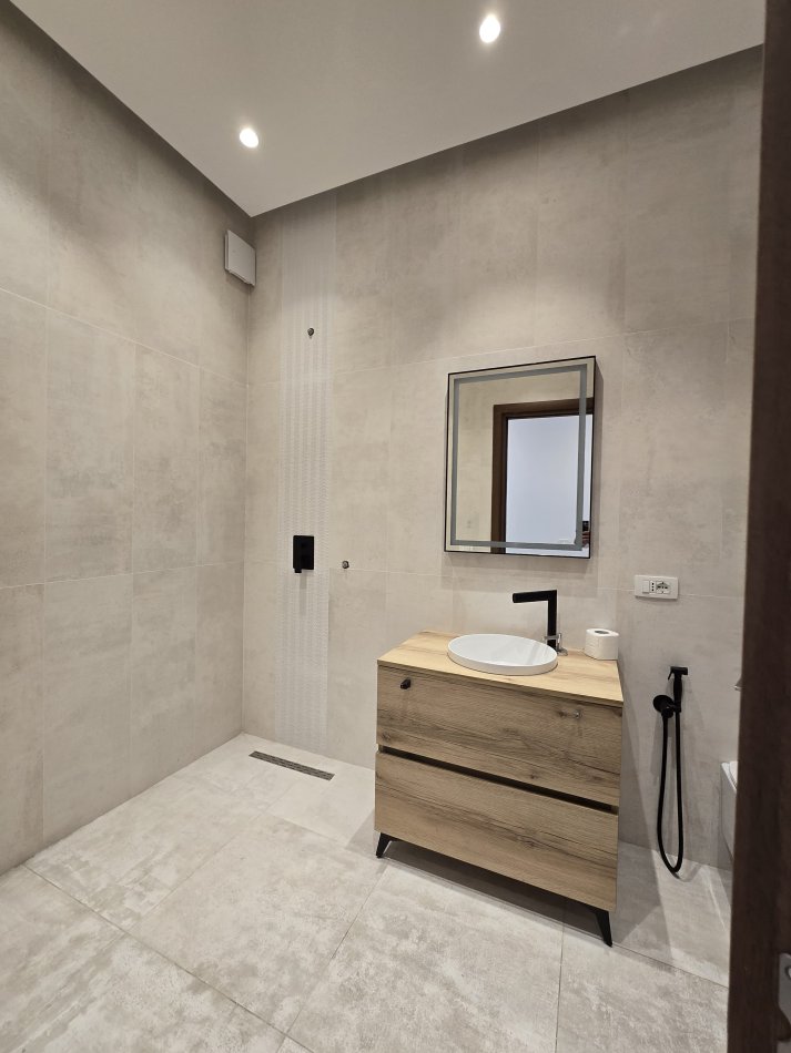 Tirane, jepet me qera zyre Kati 3, 91 m² 700 € (Rruga e Kavajës Tiranë,Shqipëria)