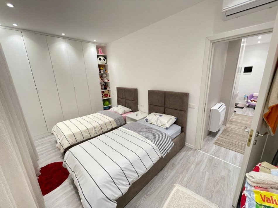 Tirane, jepet me qera apartament 2+1 Kati 3, 800 €