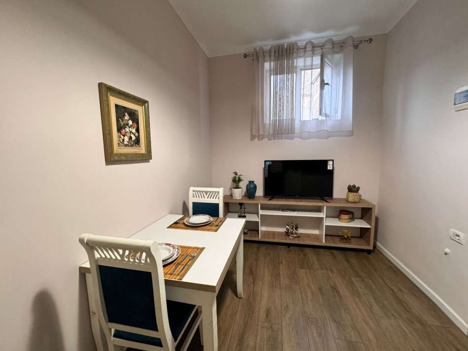 Tirane, shitet 1+1 Kati 1, 99.000 € (RRUGA E DURRESIT)