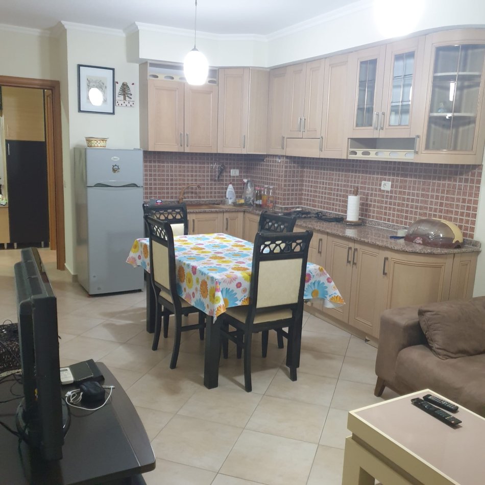 Tirane,Shitet Apartament i mirembajtur,  tip 2+1+kuzhin,me  ballkon-verand, banjo, në kat 1, pallat ri 6-katë, sip 85m², Cmimi 96.000 €, në rr. Idriz Dollaku/degëzim i rr.Ali Demi afër Xhamisë së Zhegëve, 12-minuta këmbë (950m larg) Urës së Brrylit Tiranë