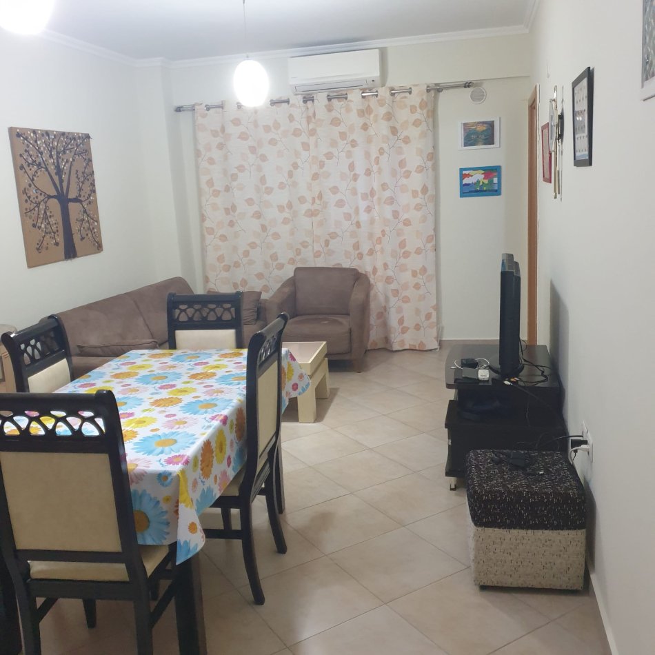 Tirane,Shitet Apartament i mirembajtur,  tip 2+1+kuzhin,me  ballkon-verand, banjo, në kat 1, pallat ri 6-katë, sip 85m², Cmimi 96.000 €, në rr. Idriz Dollaku/degëzim i rr.Ali Demi afër Xhamisë së Zhegëve, 12-minuta këmbë (950m larg) Urës së Brrylit Tiranë