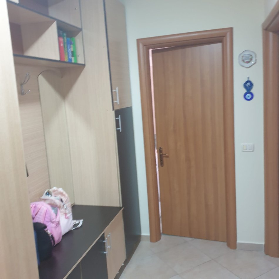 Tirane,Shitet Apartament i mirembajtur,  tip 2+1+kuzhin,me  ballkon-verand, banjo, në kat 1, pallat ri 6-katë, sip 85m², Cmimi 96.000 €, në rr. Idriz Dollaku/degëzim i rr.Ali Demi afër Xhamisë së Zhegëve, 12-minuta këmbë (950m larg) Urës së Brrylit Tiranë