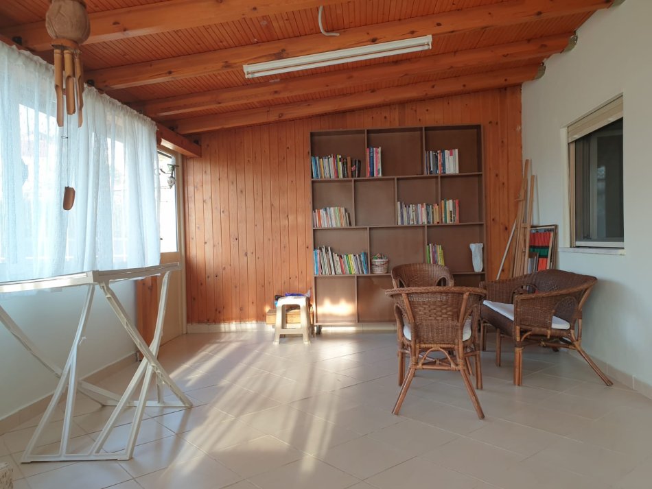 Tirane,Shitet Apartament i mirembajtur,  tip 2+1+kuzhin,me  ballkon-verand, banjo, në kat 1, pallat ri 6-katë, sip 85m², Cmimi 96.000 €, në rr. Idriz Dollaku/degëzim i rr.Ali Demi afër Xhamisë së Zhegëve, 12-minuta këmbë (950m larg) Urës së Brrylit Tiranë