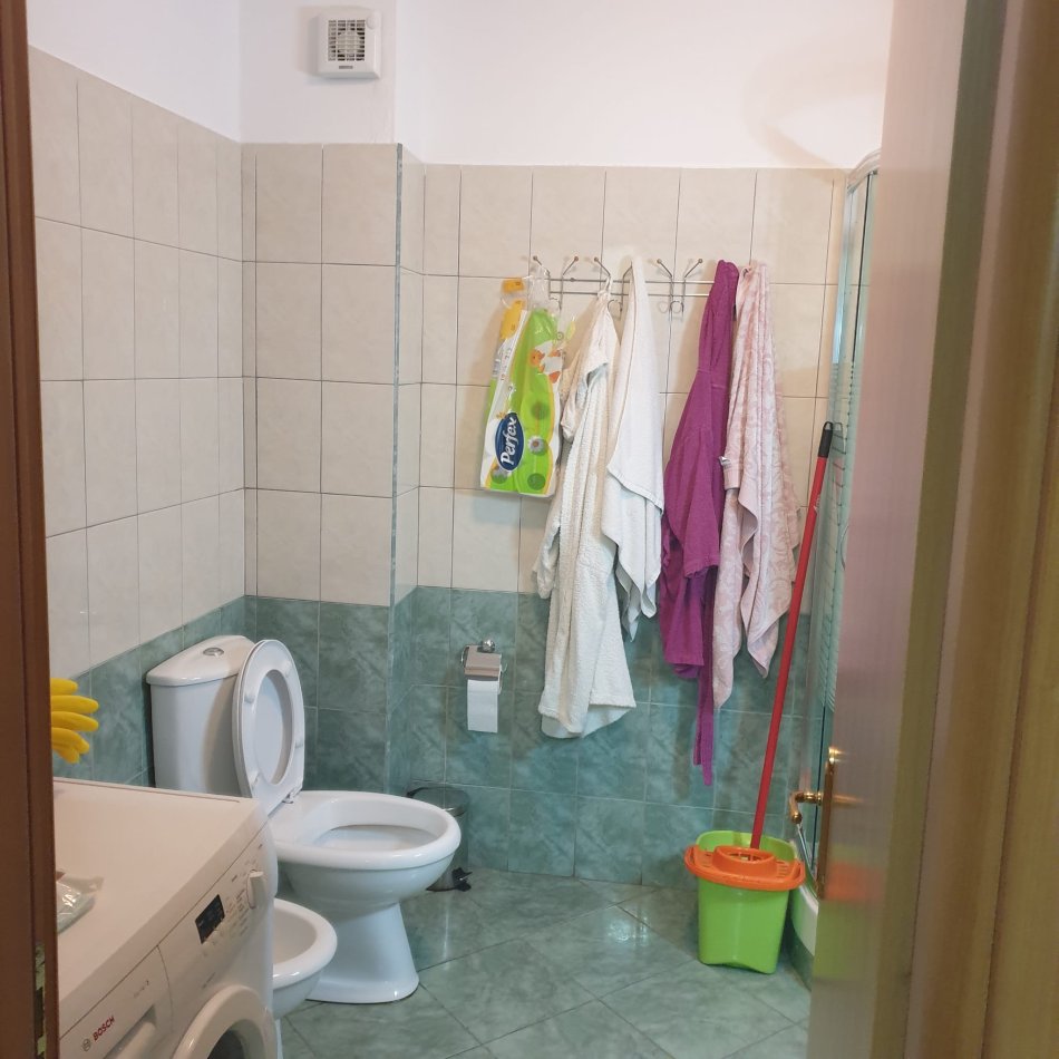 Tirane,Shitet Apartament i mirembajtur,  tip 2+1+kuzhin,me  ballkon-verand, banjo, në kat 1, pallat ri 6-katë, sip 85m², Cmimi 96.000 €, në rr. Idriz Dollaku/degëzim i rr.Ali Demi afër Xhamisë së Zhegëve, 12-minuta këmbë (950m larg) Urës së Brrylit Tiranë