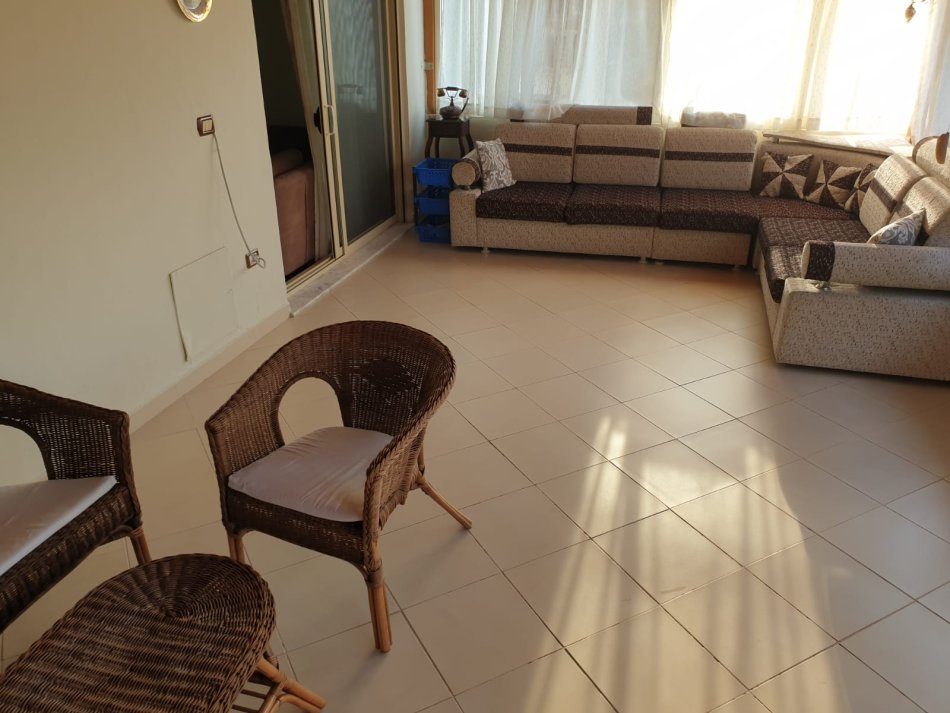 Tirane,Shitet Apartament i mirembajtur,  tip 2+1+kuzhin,me  ballkon-verand, banjo, në kat 1, pallat ri 6-katë, sip 85m², Cmimi 96.000 €, në rr. Idriz Dollaku/degëzim i rr.Ali Demi afër Xhamisë së Zhegëve, 12-minuta këmbë (950m larg) Urës së Brrylit Tiranë