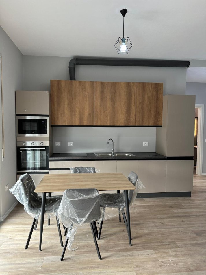 Tirane, jepet me qera apartament 1+1 Kati 8, 80 m² 350 € (UNIVERS CITY)