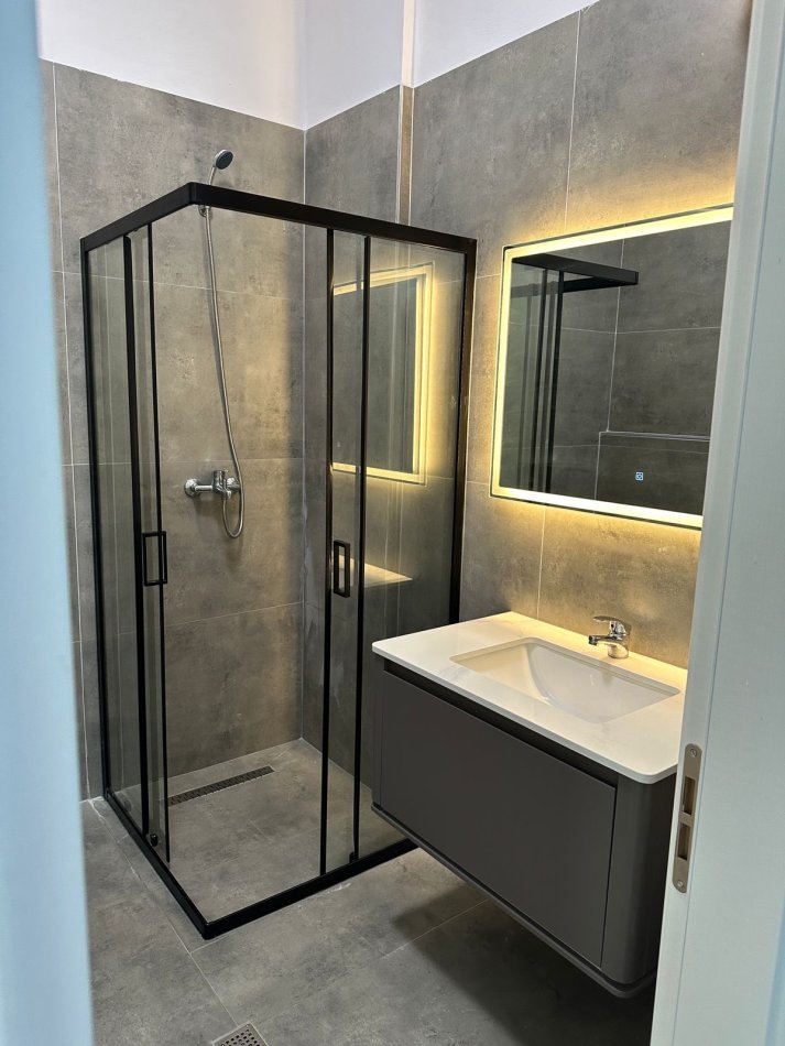 Tirane, jepet me qera apartament 1+1 Kati 8, 80 m² 350 € (UNIVERS CITY)