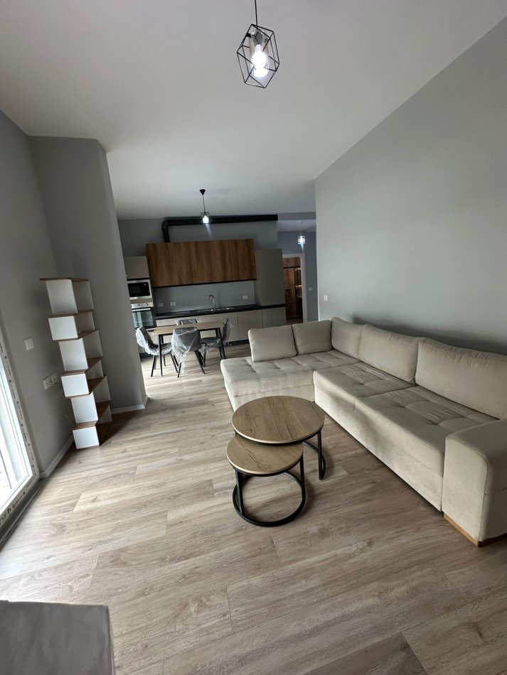 Tirane, jepet me qera apartament 1+1 Kati 8, 80 m² 350 € (UNIVERS CITY)