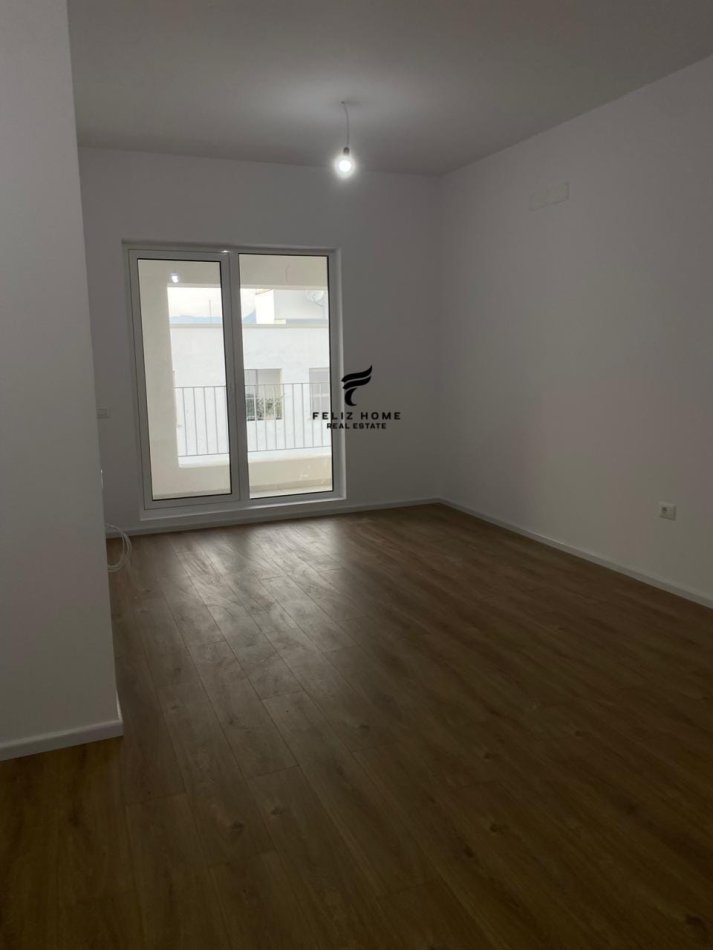 Tirane, jepet me qera apartament 1+1 Kati 7, 65 m² 300 € (ALI DEMI)
