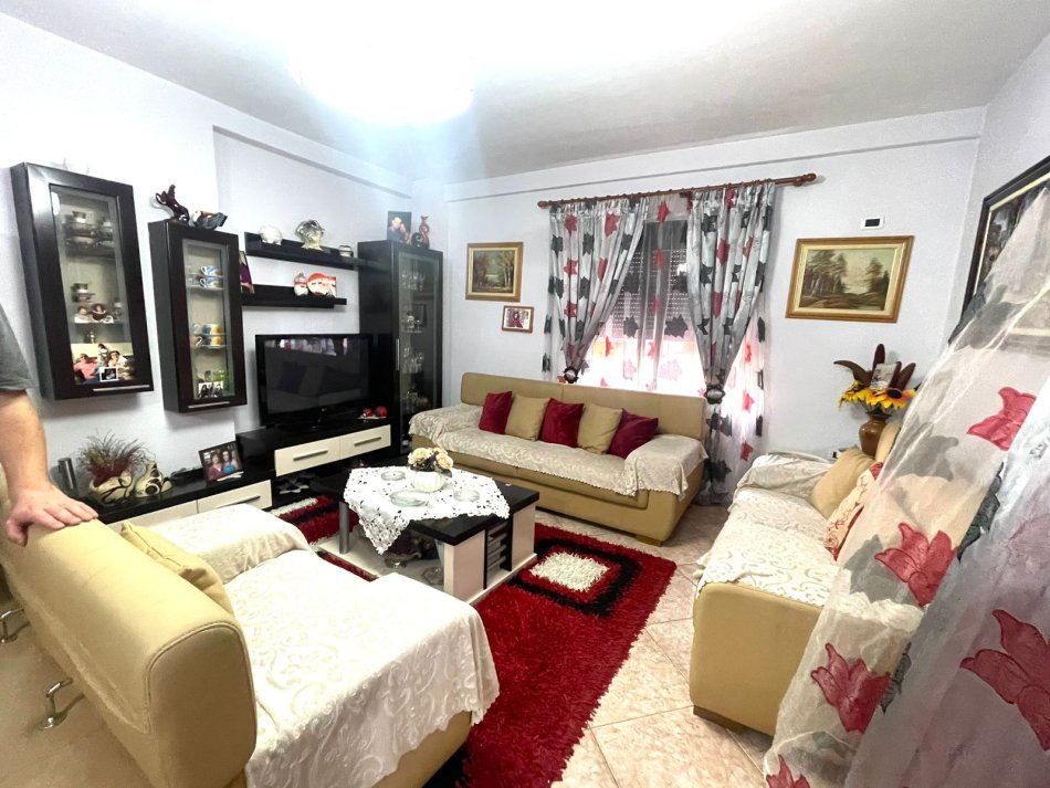 Tirane, jepet me qera apartament 2+1 Kati 3, 130 m² 550 € (Rruga Sulejman Delvina)